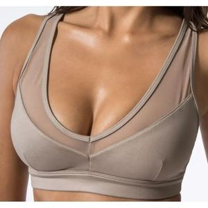 Alo yoga sports bra Size M Beige NWT $60